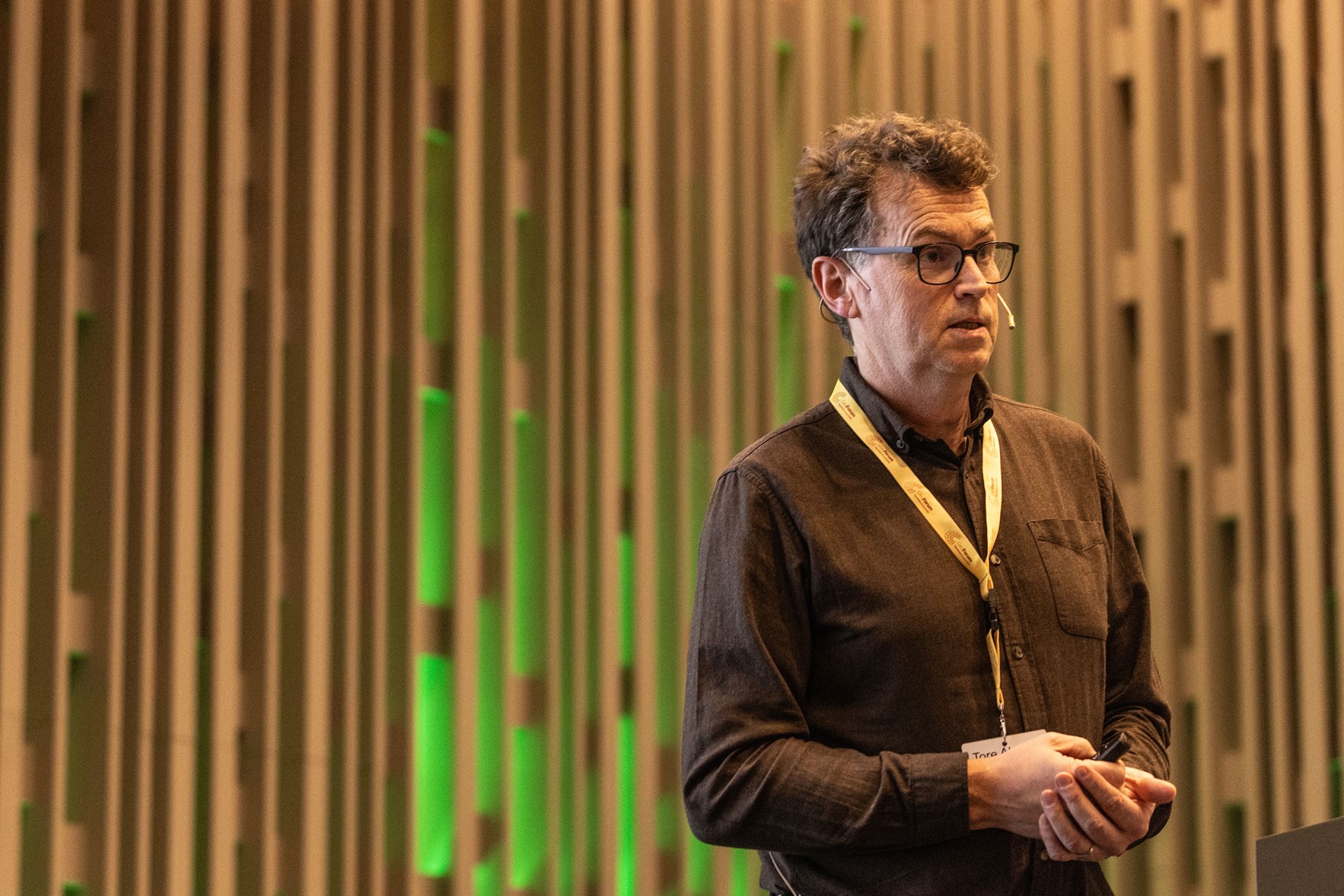 Mannlig ansatt i Kartverket på scenen under geomatikkdagene 2025