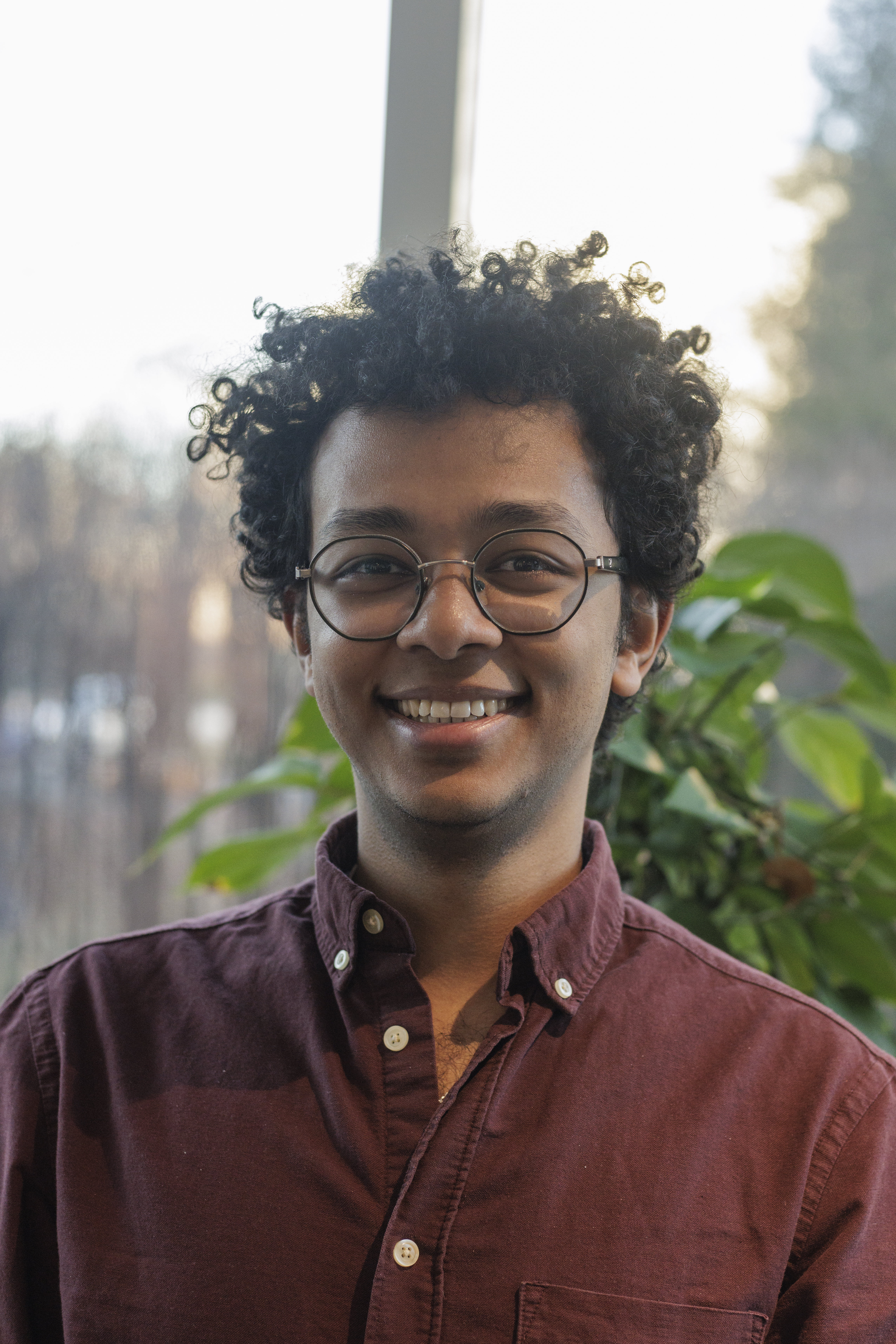 Ung mannlig ingeni&oslash;r ser inn i kamera