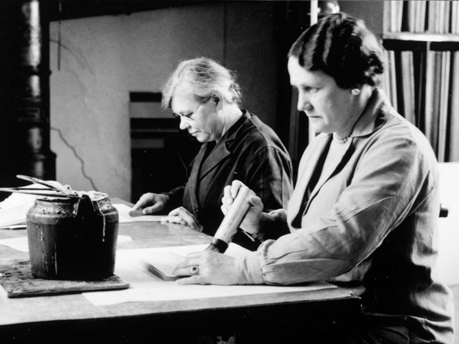 To kvinnelige ansatte i NGOs trykkeri før 1940