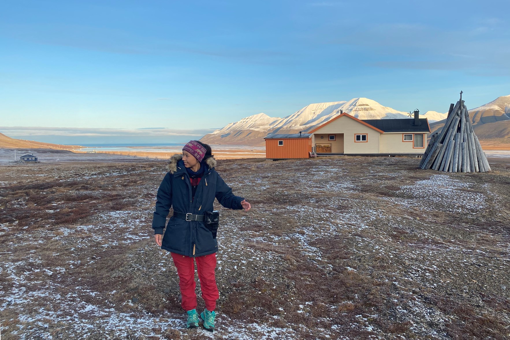 Silje Grøslie Wennesland foran hytta i Todalen på Svalbard (foto: Privat)